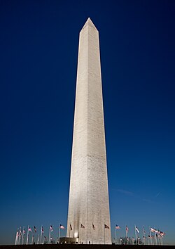 Fotografía general del Monumento a Washington señalando su imponente estructura de obelisco.