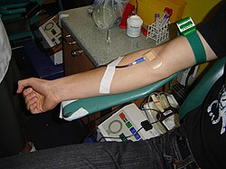 Bolsa de suero intravenoso en entorno médico.