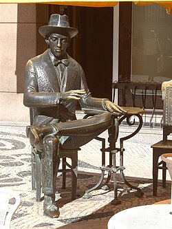 Estatua de Fernando Pessoa en el café A Brasileira en Lisboa.