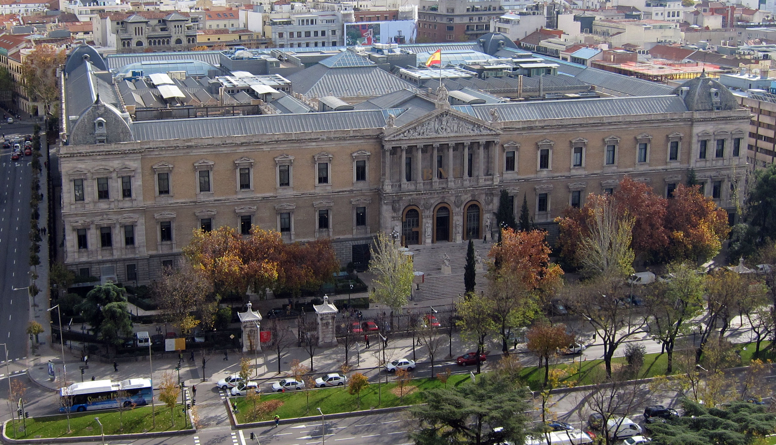 Fachada del Palacio de Biblioteca y Museos Nacionales en Madrid