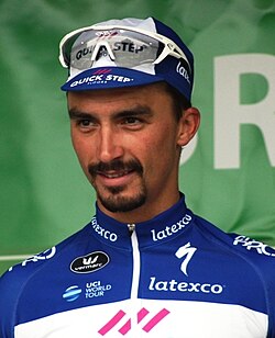 Julian Alaphilippe compitiendo en una carrera ciclista