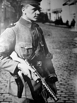 Policía armado con un MP-18 en Berlín, 1919