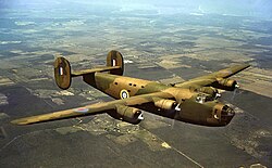 Un bombardero Liberator con camuflaje
