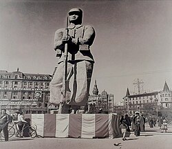 Escultura en homenaje al Soldat del Poble en Barcelona