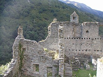 Vista general de las ruinas del Castillo de Mesocco