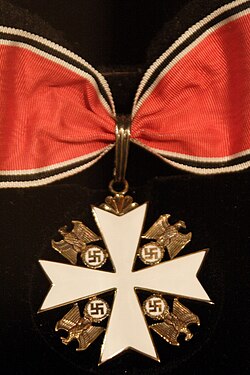 Condecoración de la Gran Cruz del Águila Alemana.