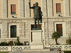 Estatua de bronce del emperador Trajano ubicada en Ancona.