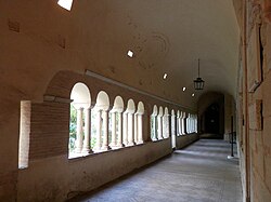 Detalle del claustro monástico