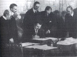 Firma del Tratado de Neuilly-sur-Seine por el primer ministro búlgaro Alejandro Stamboliski
