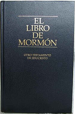 Ejemplar histórico de la primera edición y traducciones del Libro de Mormón.