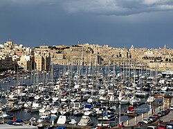 Embarcaciones y actividad en el puerto de La Valeta.