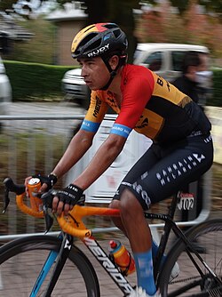 Retrato de Santiago Buitrago con el uniforme de su equipo