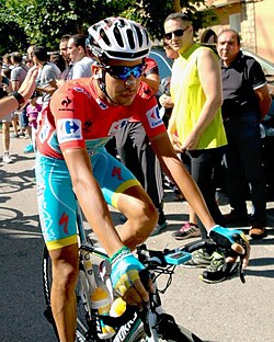 Fabio Aru pedaleando durante una etapa de la Vuelta a España