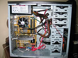 Interior de una caja de computadora con procesador, tarjeta madre y memoria