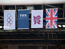 Banderas Olímpica, de la FIFA, británica y de Londres 2012