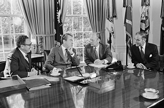 El presidente Richard Nixon en la Oficina Oval con Henry Kissinger, Gerald Ford y Alexander Haig.
