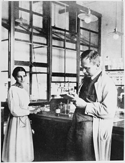 Otto Hahn y Lise Meitner en el laboratorio