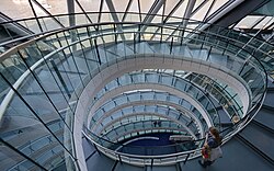 Interior del edificio mostrando la característica escalera helicoidal de cincocientos metros.
