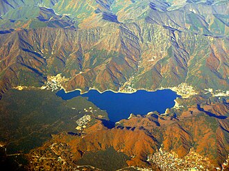 Lago Sai y el bosque Aokigahara a la izquierda
