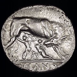 Moneda de plata romana antigua con la efigie de Rómulo y Remo amamantados por la loba.