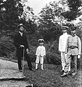 Fotografía de los cuatro hijos del emperador Taisho tomada en 1921.