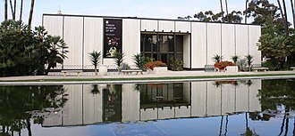 Fachada del Museo de Arte Timken y su entorno arquitectónico