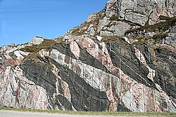 Scourie dykes cortando gneis gris del complejo Scourie.