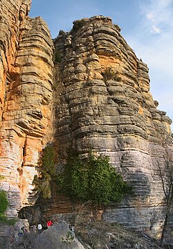 Sedimentos dolomíticos de plataforma continental estratificados en Cuenca, España