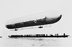 Fotografía histórica del primer vuelo de un dirigible Zeppelin sobre el lago de Constanza