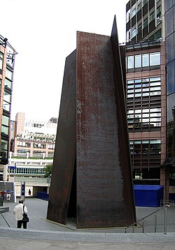 Escultura Fulcrum instalada en la estación de metro de Liverpool Street en Londres.
