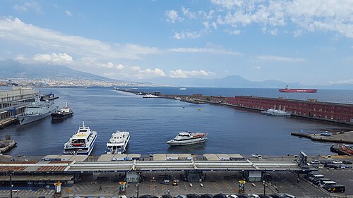 Imagen diurna de la bahía de Nápoles, Italia