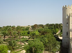 Vista parcial del vasto parque del castillo