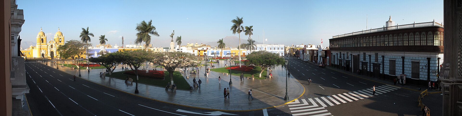 Vista panorámica de la Plaza de Armas de Trujillo