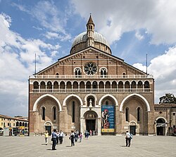 Fachada de la Basílica de San Antonio de Padua