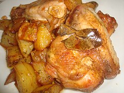 Alas de pollo servidas con patatas