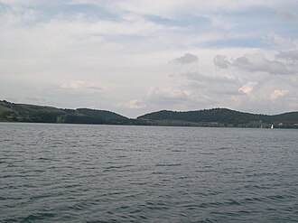 Vista general y tabla de datos geográficos del Lago de Martignano