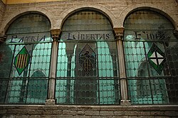 Vidrieras decorativas situadas a la entrada de la sede