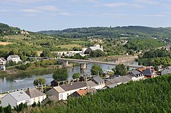 Vista panorámica de Schengen en Luxemburgo con zonas de vegetación y relieve