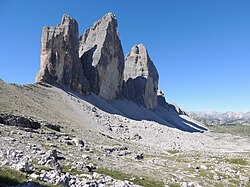 Las Tres Cimas de Lavaredo bajo el cielo alpino