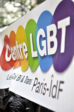 Sigla LGBT escrita en un cartel