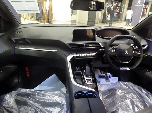 Interior de un vehículo con volante a la derecha