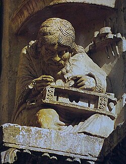 Detalle arquitectónico de una arquivolta en la catedral de Chartres