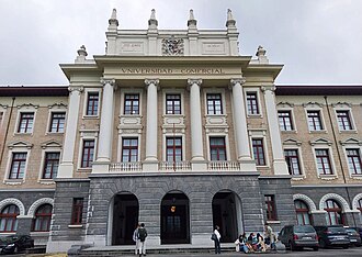 Fachada y entorno de la institución