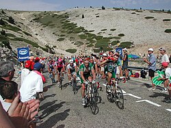 El pelotón del Tour de Francia ascendiendo el Mont Ventoux