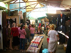 Actividad comercial en el bazar Dordoy