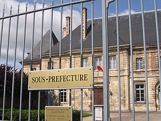 Vista exterior de una subprefectura situada en Verdún, Francia.