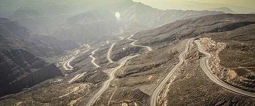 Carretera asfaltada en la montaña