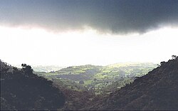 Paisaje montañoso bajo una intensa lluvia monzónica en la India