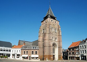 Plaza Cardenal Mercier y la iglesia de San Juan Bautista