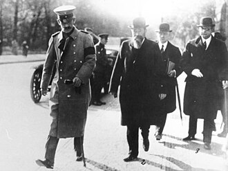 Maximiliano de Baden junto a su vicecanciller y jefe de gabinete